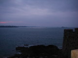 St. Malo vorgelagerte Inselchen in der Abenddmmerung