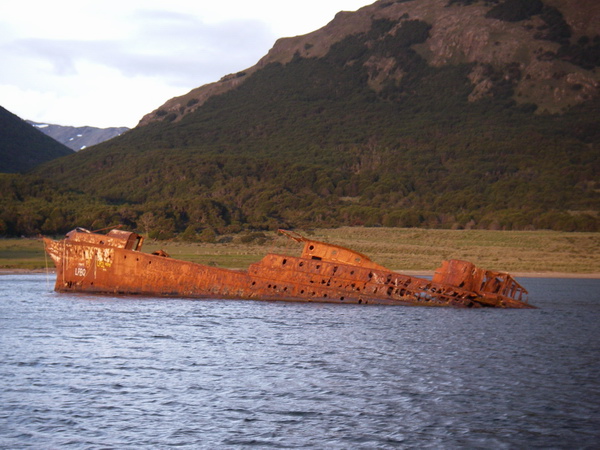 Das Wrack der Sarmiento in der Abendsonne