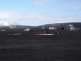 Hangar und Biscoe House (ehemalige britische Forschungsstation) in Whalers Bay