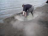 Das Becken fr das vulkanisch erhitzte Wasser am Strand von Whalers Bay wird gegraben