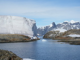 Blick von Wordie House durch Cornice Channel auf Mount Demaria und Cape Tuxen