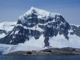 Britische Station Port Lockroy vor dem Luigi Peak