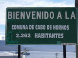Ein Begrungsschild in Puerto Williams mit der Zahl der Einwohner der Kommune Kap Hoorn: 2262