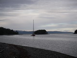 Die Sarah zwischen Isla Gardiner und Isla Picton vor Anker