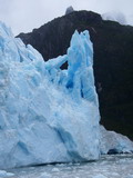 Das Eis des Gletschers bildet bizarre Gestalten (fr den Augenblick, bald wird die Formation abgestrzt sein)