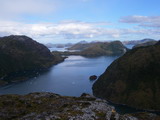 Blick vom Berg auf die patagonische Inselwelt sdlich von Peninsula Cloue