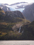 Wasserfall in der nchsten Gletscherbucht, gespeist vom Gletschersee