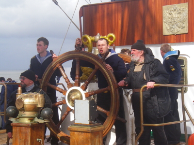 Helmsman Konstantionwitsch in Aktion (rechts)